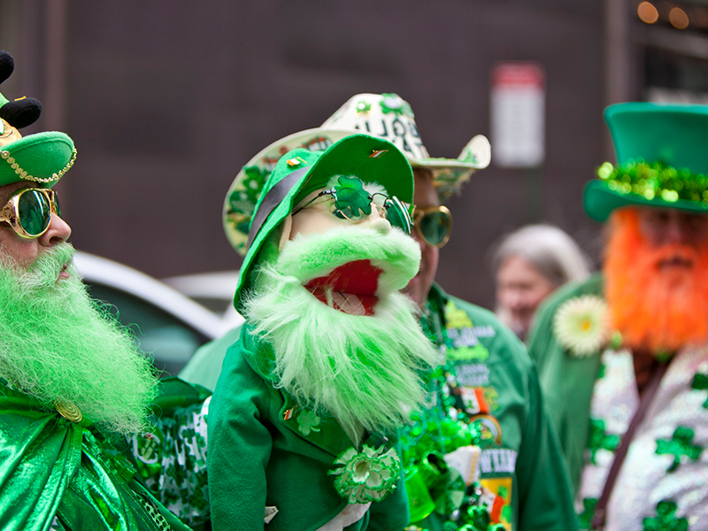 Grüne Menschen am St. Patrick's Day.