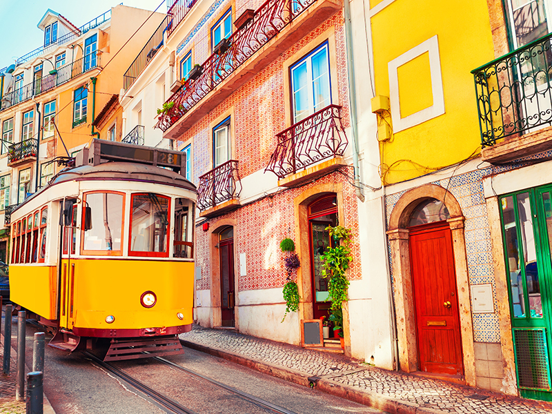 Gelbe Straßenbahn in Lissabon.