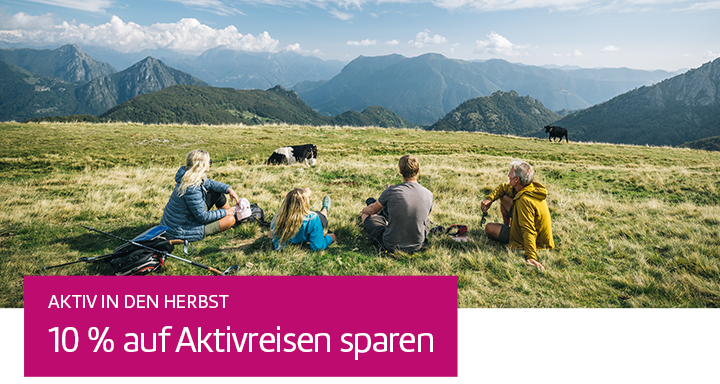Aktivsportler sitzen auf einer Alm