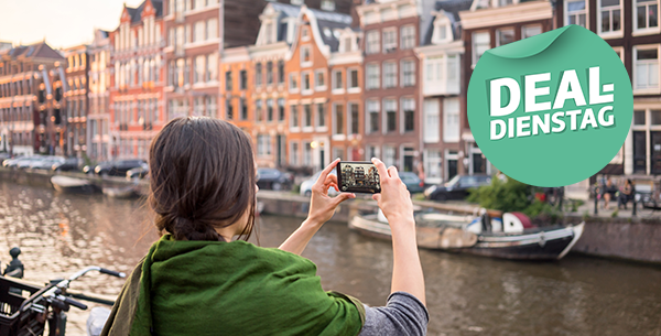 Frau fotografiert Häuser in Amsterdam