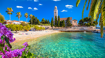 Blick auf türkises Wasser und Strand.