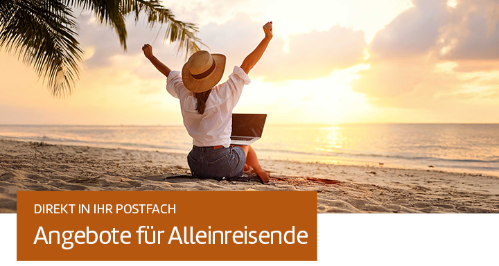 Frau sitzt am Strand zum Sonnenuntergang mit Laptop und freut sich. Blaue Rechteck-Grafik: Direkt in Ihr Postfach - Angebote für Alleinreisende.