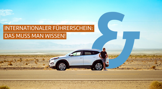 Mann steht an einer Straße in einer kargen Landschaft an sein weißes Auto gelehnt. Textblock auf orangenem Hintergrund: Interantionaler Führerschein: Das muss man wissen!