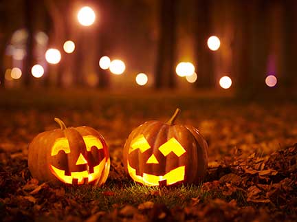 Zwei geschnitzte, leuchtende Halloweenkürbisse.