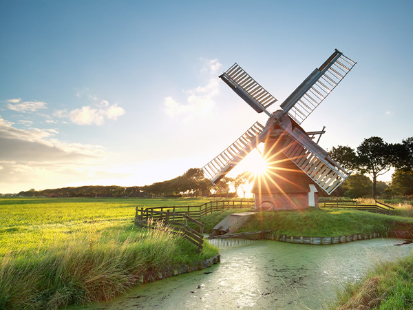 Windmühle am Fluss in Holland.