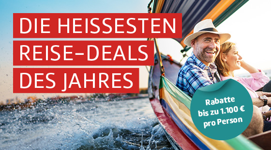 Paar fährt in einem bunten Segelboot