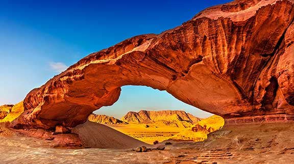 Felsenbrücke in der Wüste Wadi Rum.