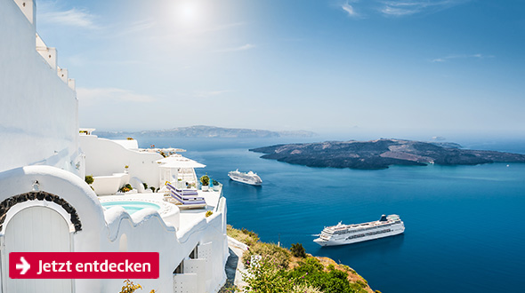 Kreuzfahrtschiffe vor Santorini