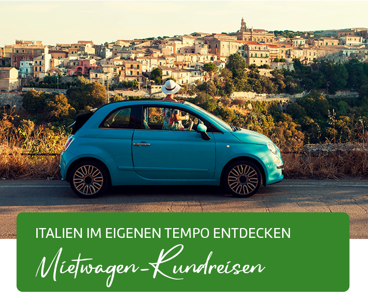 Frau schaut aus Ihrem Auto auf ein Dorf in den Bergen.