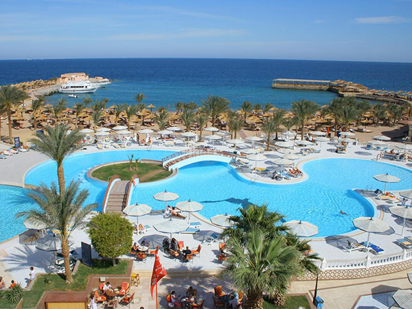 Poolbereich und Strand des Beach Albatros.