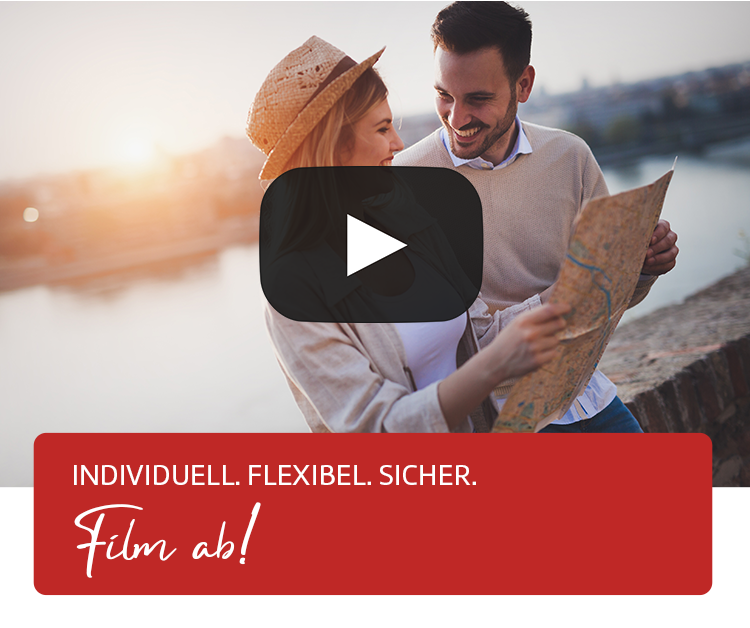 Ein Pärchen, was auf eine Landkarte schaut.