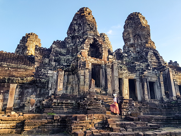 Frau vor einem Tempel in Angkor.