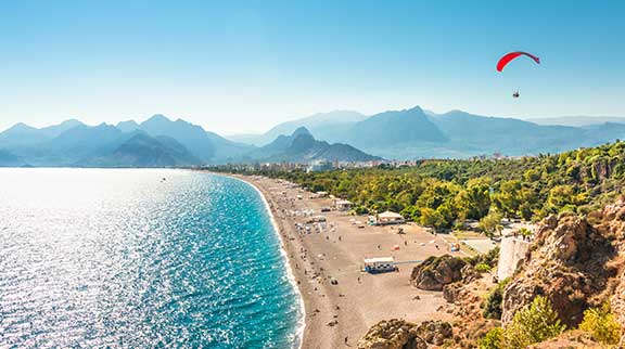Strand, Meer und Berge nahe Antalya.