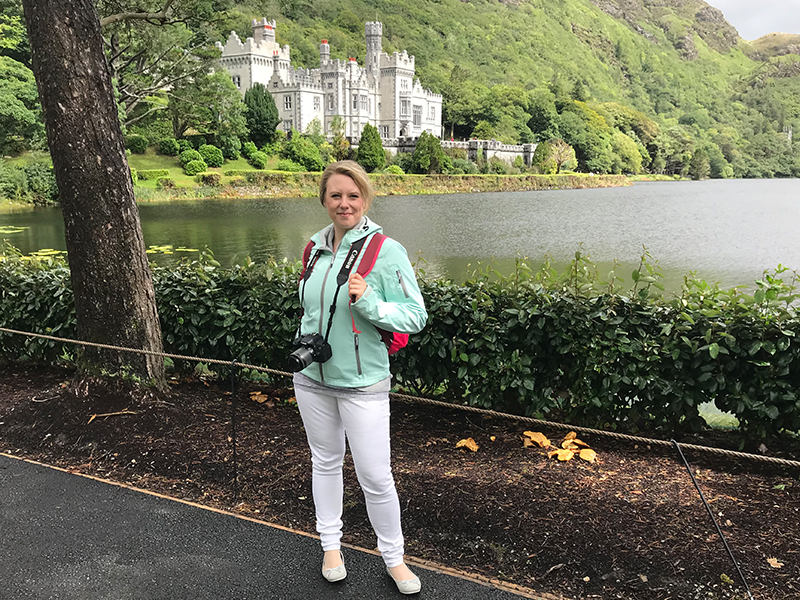 Monique Tomaschoff vor der Kylemore Abbey.