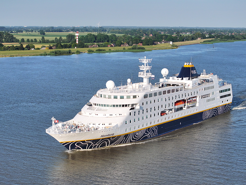 MS Hamburg vor der Küste.