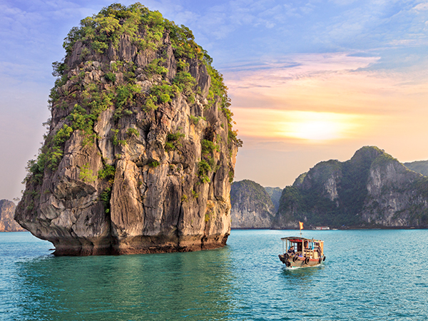 Halong-Bucht mit einer Dschunke.