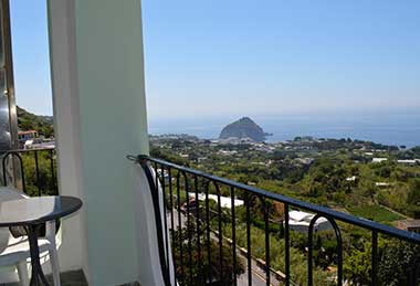 Panoramaausblick vom Hotel auf die Umgebung und das Meer.