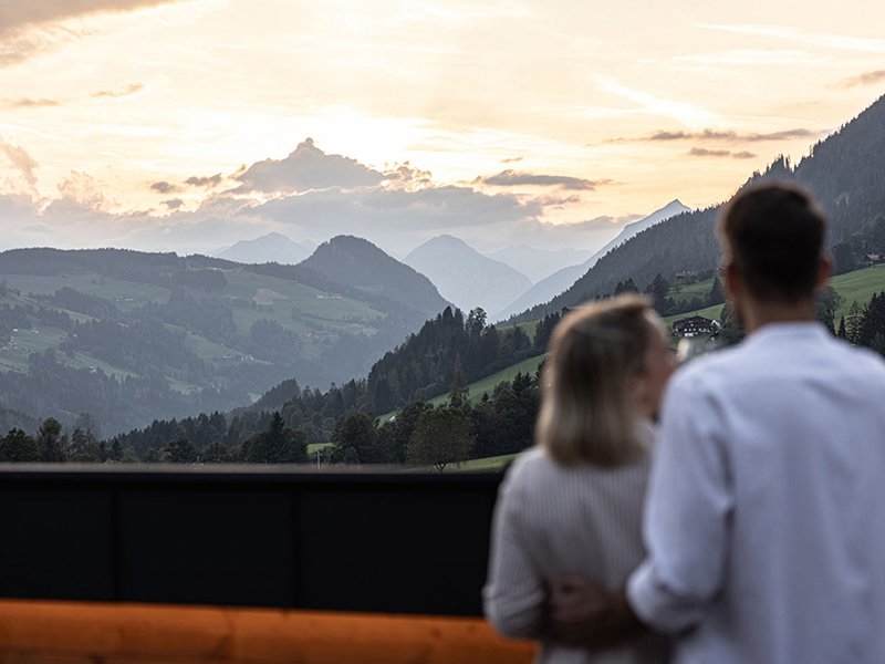 Paar blickt auf die Alpen.