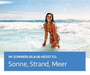 Frau im Bikini im Meer