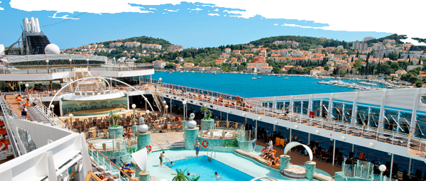 Pooldeck der MSC Magnifica mit Küstenstadt im Hintergrund.