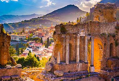 Die Ruinen des Taormina Theaters bei Sonnenuntergang.