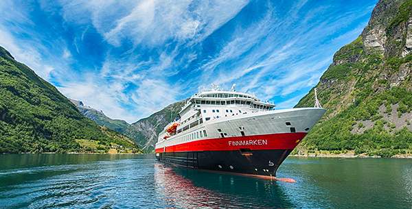 MS Finnmarken zwischen einem Fjord.