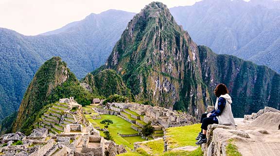 Frau blickt auf Machu Picchu.