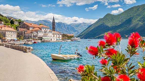 Schiff in der Bucht von Kotor in Montenegro.