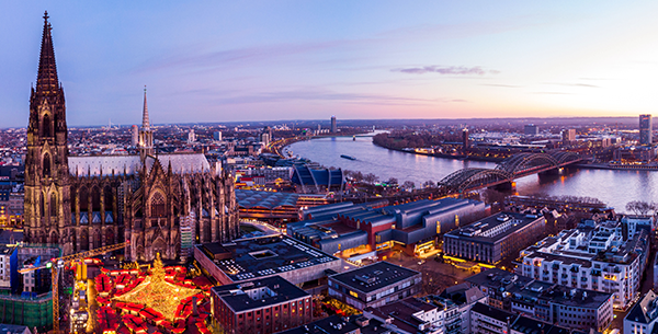 Köln mit Dom und Rhein zur Weihnachtszeit.