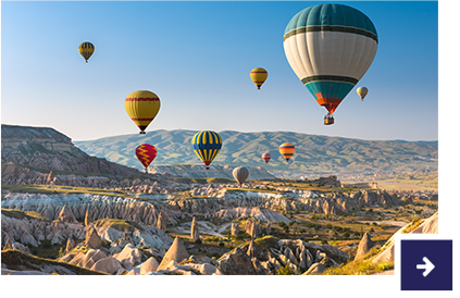 Landschaft mit Heißluftballons in Kappadokien.