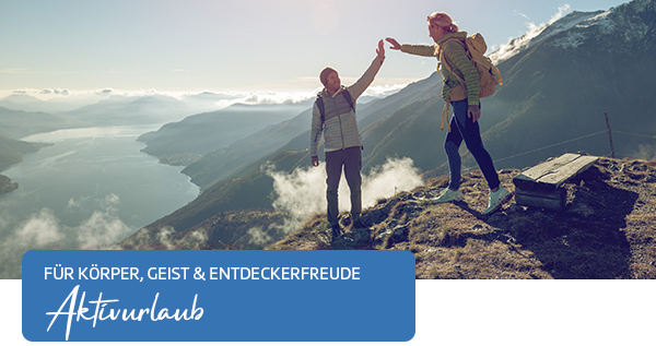 Zwei Wanderer geben High Five oben auf einem Berg. Text: Für Körper, Geist und Entdeckerfreude - Aktivurlaub.