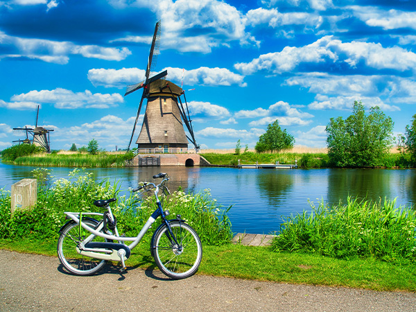 Windmühle am Fluss in Holland.