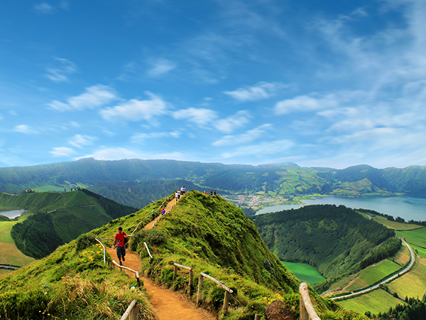 Fußweg auf Hügeln zum See Cete Cidades.