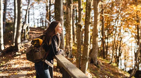 Wanderin im herbstichen Wald.