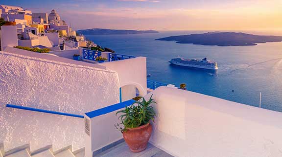 Schiff vor der Insel Santorin.