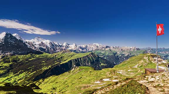 Berge in der Schweiz mit Schweiz-Flagge.