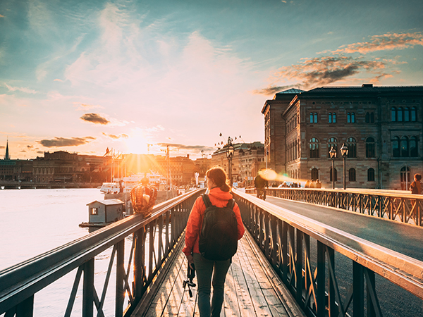 Frau läuft über eine Brücke in Stockholm