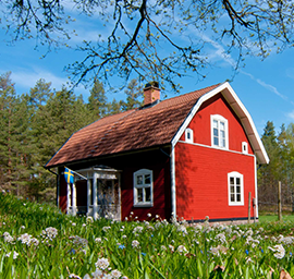 Rotes Holzhaus in Schweden.