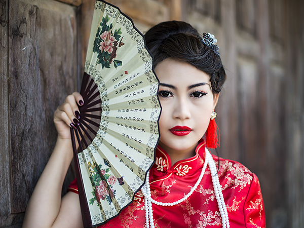 Portrait: Chinesische Frau mit Fächer