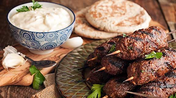 Köfte: Türkischer Hackfleischspieß mit Fladenbrot und Dip.