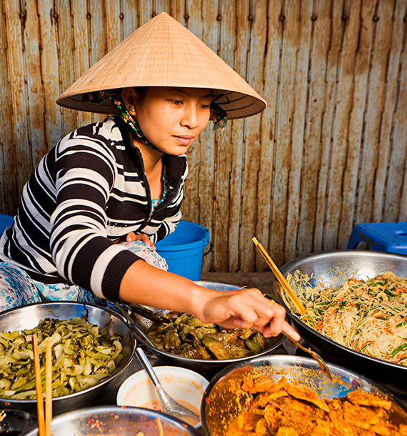 Asiatische Frau kocht.