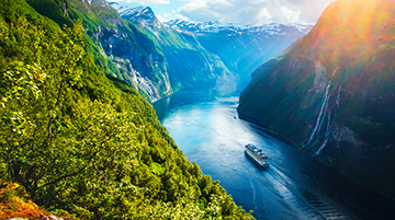 Schiff fährt durch den Geirangerfjord.