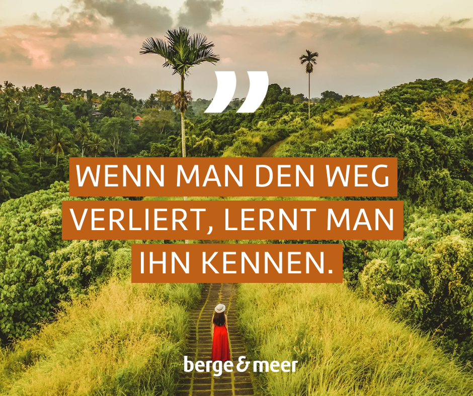 Frau läuft auf einem Weg durch eine exotische Landschaft. Text: Wenn man den Weg verliert, lernt man ihn kennen.