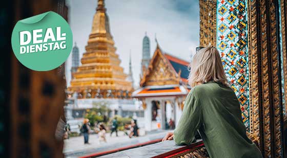 Thailand - Frau schaut aus dem Fenster zum Palast