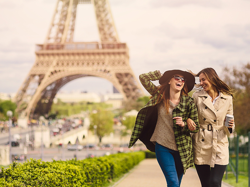 Zwei Frauen in Paris.