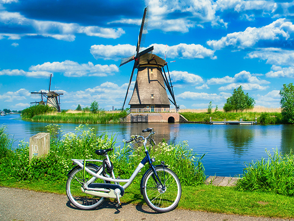 Fahrrad vor einer Windmühle in Kinderdijk.