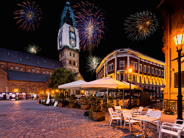Buntes Feuerwerk in Riga.
