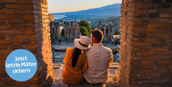 Pärchen schaut auf Taormina auf Sizilien.