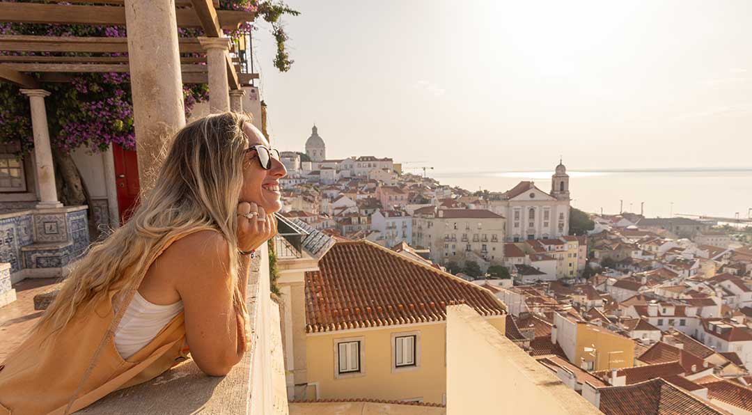 Portugal - Lissabon. Frau schaut auf den Stadtteil Alfama.