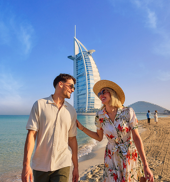 Paar am Strand in Dubai.